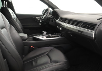 Подержанный автомобиль Audi Q7 2015 года (13 фото)