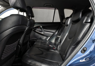 Подержанный автомобиль Toyota RAV4 2010 года (13 фото)