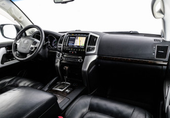Подержанный автомобиль Toyota Land Cruiser Suv 2014 года (10 фото)