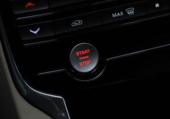 Подержанный автомобиль Jaguar XE 2015 года (18 фото)