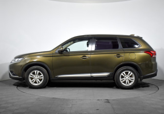 Подержанный автомобиль Mitsubishi Outlander 2020 года (8 фото)