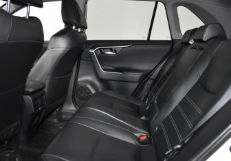 Подержанный автомобиль Toyota RAV4 2020 года (13 фото)