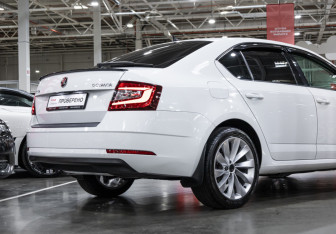 Подержанный автомобиль Skoda Octavia Liftback 2018 года (8 фото)