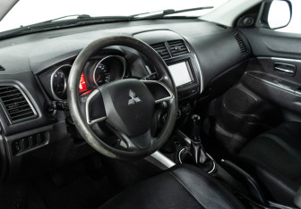Подержанный автомобиль Mitsubishi ASX 2013 года (11 фото)