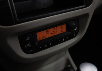 Подержанный автомобиль Citroen C3 Hatchback 2003 года (12 фото)