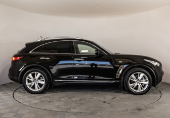 Подержанный автомобиль Infiniti QX70 2014 года (4 фото)