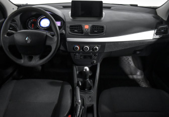 Подержанный автомобиль Renault Fluence 2014 года (15 фото)