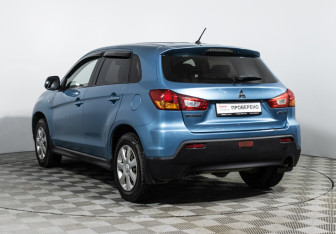 Подержанный автомобиль Mitsubishi ASX 2011 года (8 фото)