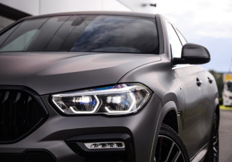 Подержанный автомобиль BMW X6 2021 года (2 фото)