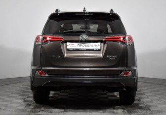 Подержанный автомобиль Toyota RAV4 2018 года (6 фото)