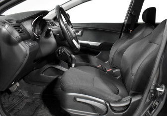 Подержанный автомобиль Kia Rio Hatchback 2015 года (10 фото)