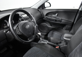Подержанный автомобиль Kia Ceed Hatchback 2008 года (9 фото)