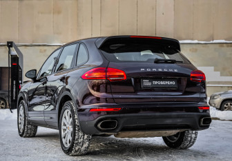 Подержанный автомобиль Porsche Cayenne 2015 года (9 фото)
