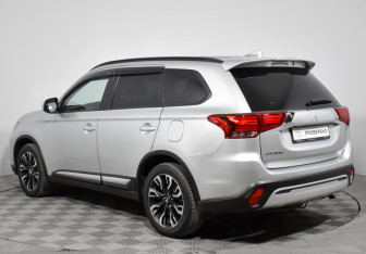 Подержанный автомобиль Mitsubishi Outlander 2022 года (7 фото)