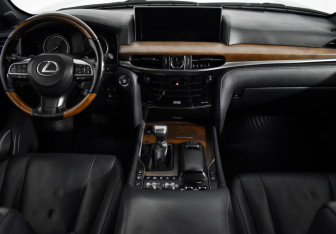 Подержанный автомобиль Lexus LX 2017 года (15 фото)