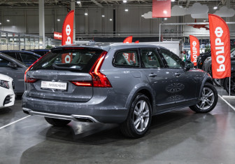 Подержанный автомобиль Volvo V90 Cross Country 2019 года (8 фото)