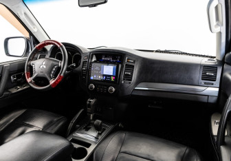 Подержанный автомобиль Mitsubishi Pajero 2011 года (9 фото)