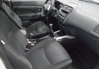 Подержанный автомобиль Mitsubishi ASX 2011 года (12 фото)