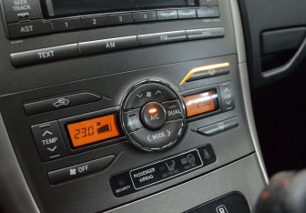 Подержанный автомобиль Toyota Auris Hatchback 2008 года (15 фото)