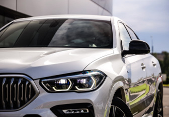 Подержанный автомобиль BMW X6 2020 года (2 фото)