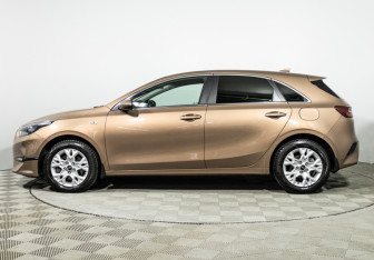 Подержанный автомобиль Kia Ceed Hatchback 2022 года (8 фото)