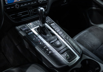 Подержанный автомобиль Porsche Macan 2020 года (21 фото)
