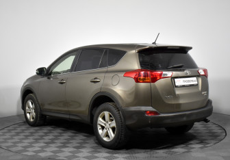 Подержанный автомобиль Toyota RAV4 2013 года (7 фото)