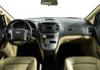 Подержанный автомобиль Hyundai H-1 2015 года (13 фото)