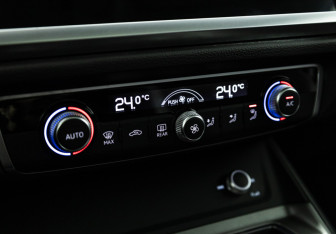 Подержанный автомобиль Audi Q3 2020 года (18 фото)