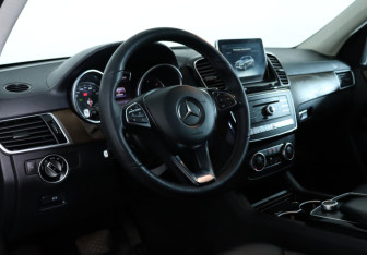 Подержанный автомобиль Mercedes-Benz GLE 2015 года (13 фото)