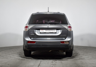 Подержанный автомобиль Mitsubishi Outlander 2013 года (6 фото)