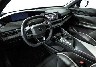 Подержанный автомобиль Changan UNI-V 2023 года (11 фото)