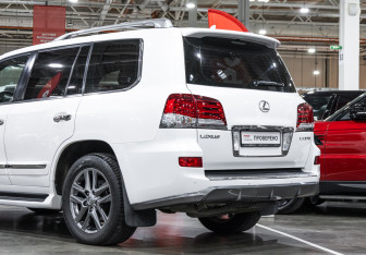Подержанный автомобиль Lexus LX 2013 года (11 фото)