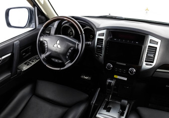 Подержанный автомобиль Mitsubishi Pajero 2019 года (14 фото)