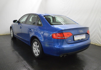 Подержанный автомобиль Audi A4 Sedan 2011 года (7 фото)