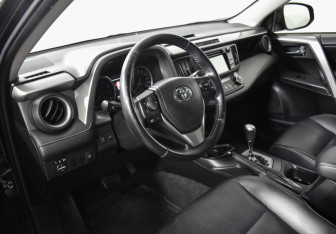 Подержанный автомобиль Toyota RAV4 2016 года (9 фото)