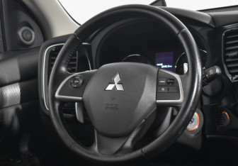 Подержанный автомобиль Mitsubishi Outlander 2013 года (14 фото)