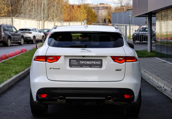 Подержанный автомобиль Jaguar F-Pace 2018 года (6 фото)