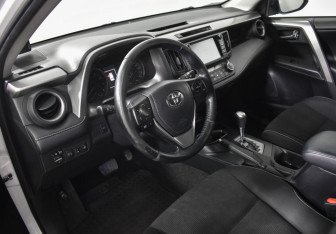 Подержанный автомобиль Toyota RAV4 2017 года (9 фото)