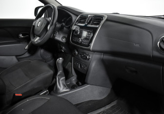 Подержанный автомобиль Renault Sandero 2016 года (13 фото)