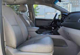 Подержанный автомобиль Kia Carnival 2018 года (18 фото)
