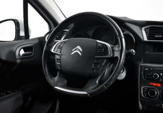 Подержанный автомобиль Citroen C4 Hatchback 2011 года (17 фото)