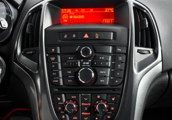 Подержанный автомобиль Opel Astra Hatchback 2011 года (15 фото)