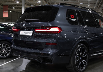 Подержанный автомобиль BMW X7 2020 года (10 фото)