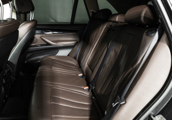 Подержанный автомобиль BMW X5 2015 года (10 фото)