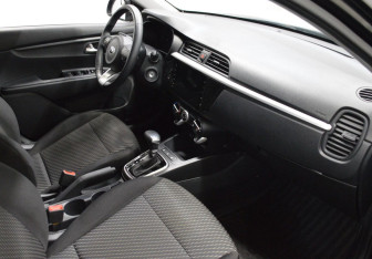 Подержанный автомобиль Kia Rio Sedan 2018 года (12 фото)