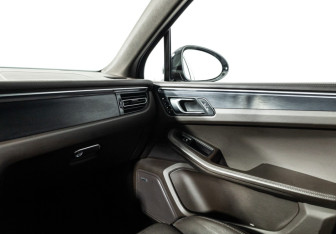 Подержанный автомобиль Porsche Macan 2021 года (21 фото)