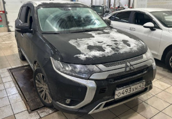 Подержанный автомобиль Mitsubishi Outlander 2019 года (2 фото)
