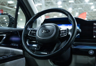 Подержанный автомобиль Kia Carnival 2021 года (35 фото)