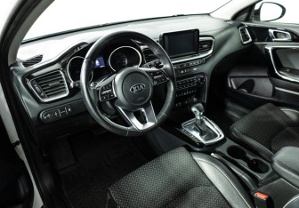 Подержанный автомобиль Kia Ceed Hatchback 2019 года (11 фото)